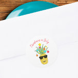 Jul i juli Pineapple Tropical Helgdag Runt Klistermärke<br><div class="desc">Den här roligten,  julen i juli,  har en gult ananas som är dekorerad som Julgran och som bär solglasögon! Ursprunglig vattenfärg © Michèle Davies.</div>