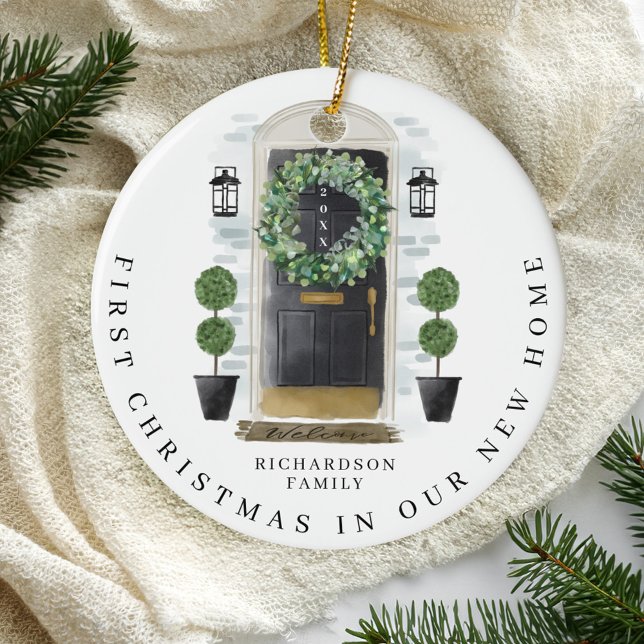 Jul i ny hemmafärg, svart dörr, andedräkt julgransprydnad keramik (Christmas In New Home Watercolor Black Door Wreath Ceramic Ornament)