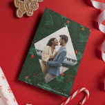Jul Kiss Mistletoe Romantic Photo Diamond Julkort<br><div class="desc">Julkyssar och helgdag önskemål med det här festliga och romantiska mistletokortet mönster. Fyll elegantens romb med ett favoritpar kyss och lägg till anpassningsbarnas Julafton-meddelande i vitt över bakgrunden för den botaniska grönten. En vacker mistel hänger över ditt kyssfoto.</div>