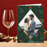 Jul Kiss Mistletoe Romantic Photo Foldad Helgkort<br><div class="desc">Julkyssar och helgdag önskemål med det här festliga och romantiska mistletoe-vikta helgdag-kortet. Fyll elegantens romb med ett favoritpar kyss och lägg till anpassningsbarnas Julafton-meddelande i vitt över bakgrunden för den botaniska grönten. En vacker mistel hänger över ditt kyssfoto. Lägg till ett andra bild inuti tillsammans med ditt personlig-meddelande.</div>