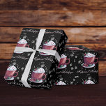Jul Kopp i Hett Chocolate Presentpapper<br><div class="desc">Skaffa julklapparna den här julhelgen med Koppen av Hett Chocolate Gift Wrapping Papper. Den pappra konstruktionen har en färgstark kopp av hett choklad som är försedd med röda hullbär och ömtåligt fallande snöflingor. Ytterligare presentartiklar och helgdag som är tillgängliga med den här designen också.</div>