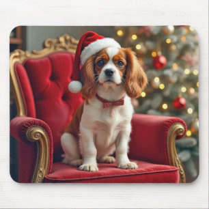 Jul Kung Charles Spaniel På En Röd Stol Musmatta
