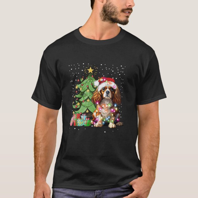 Jul Ljus Funny Cavalier Kung Charles Spani T Shirt (Framsida)