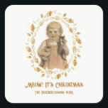 Jul Meow-Vintagen Fyrkantigt Klistermärke<br><div class="desc">"Meow! Det är jul" är en vintage bild av en underbar liten flicka med hennes två kattungar. De visas i en matchande ram i färgaden ro guld. Texten under bilden kan ändras. Du kan byta "Meow ... "-frasen till en annan fras som du föredrar. Se till att ändra namn till...</div>