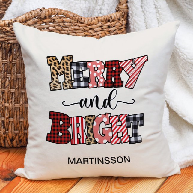 Jul Merry Bright Candy Cane Randigt Namn Kudde ("Merry and Bright" Christmas decorator pillow personalized with your name.)