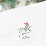 Jul Mistletoe Runt Klistermärke<br><div class="desc">Detta festivt klistermärke dekoreras med grönt vattenfärgsmistletoe,  ett rött band och snyggtens skripttypografi. Enkelt Anpassade. Ursprunglig vattenfärg © Michele Davies.</div>