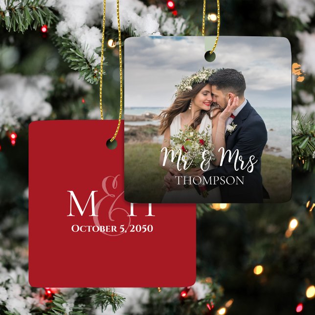 Jul Mr and Mrs Elegant Foto Kalligrafi Julgransprydnad Keramik (Elegant Mr and Mrs Christmas photo ornament with simple calligraphy couple design.)