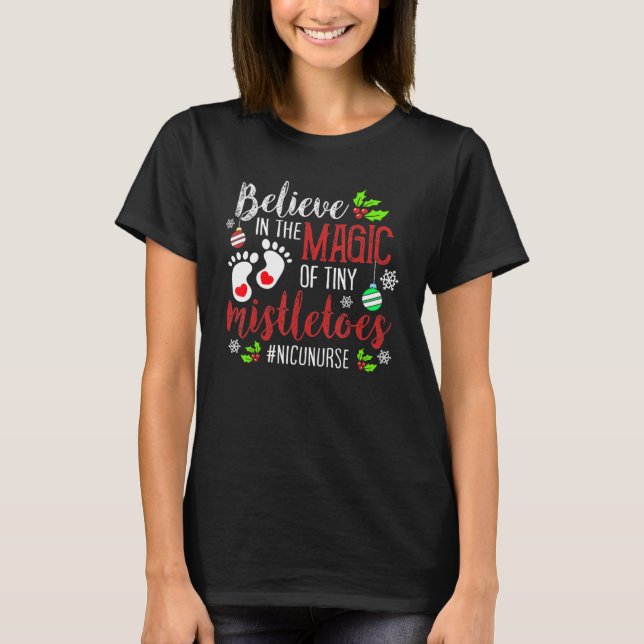 Jul NICU Nurse Believin magi med liten mistel T Shirt (Framsida)