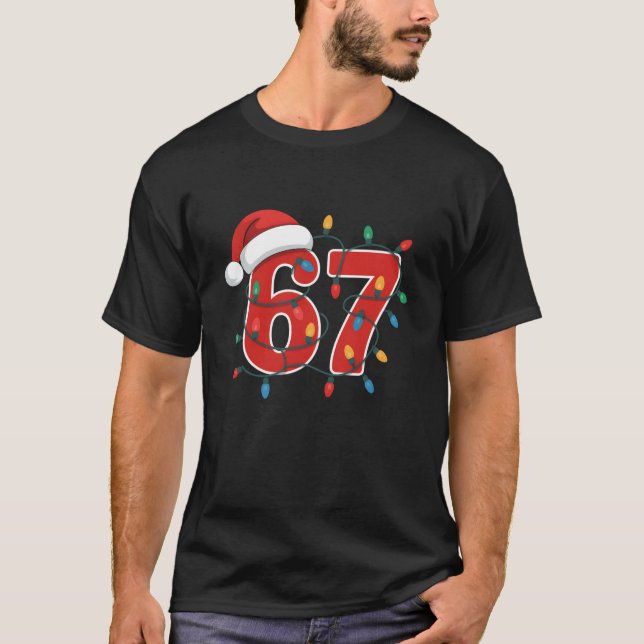 Jul Nummer 67 Xmas Ljus Tomte Sextiosju T Shirt (Framsida)