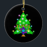 Jul och Hanukkah tillsammans Julgransprydnad Keramik<br><div class="desc">Jul och Hanukkah på gåvor för interfaith familjer som firar glädjen av jul och skönhet av Chanukah.  Att presentera julaftonträd och menora med den judiska stjärnan av david omgav vid helgdagpresenter på hälsningkort,  porto,  gåvaidéer och dräkt för familjen.</div>