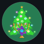 Jul och Hanukkah Together Runt Klistermärke<br><div class="desc">Jul och Hanukkah om gåvor till interreligiösa familjer som firar jul- och skönheten i Chanukah. Med Julafton träd och menorah med en himmelslig stjärna omgiven av presenter på hälsningskort,  porto,  presentidéer och kläder för familjen.</div>