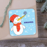Jul om elever som kan anpassa sig till Cute Snögub Fyrkantigt Klistermärke<br><div class="desc">Snögubbe julklapp för helgdag till barn. Julklapp-dekal - anpassa dekalen med barnets namn. Dekalen har en söt snögubbe med en snöflinga på näsan. Bakgrunden är blå med vackert vitt snöflingor i olika storlekar och former. Gör din julklapp speciell med den här roliga och söta helgdag klistermärke. Barnen kommer att kärlek...</div>