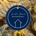 Jul om Navy Blue Real Gods Company Julgransprydnad Keramik<br><div class="desc">Denna moderna julprydnad är anpassningsbar som görs med ert realbolag namn under namn vid agent i chic i typografi. Denna minimalistiska grönt och vita gåva har en enkel linje teckning i ett hus. Contemporary helgdag som är närvarande för en agent som arbetar för att hjälpa dig att köpa ett hem....</div>