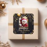 Jul One Photo Guld Elegant Fyrkantigt Klistermärke<br><div class="desc">Med sitt lyxiga utseende och sin snyggt är julen One Photo Guld Elegant Square Sticker ett idealiskt val för dem som söker ett unikt och modernt sätt att visa sina omhuldade foton under julhelgen. Den här dekalen, som är uppgjord med stor noggrannhet och detaljrikedom, utstrålar en högfärdig vib som säkert...</div>