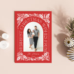Jul Önskemål Berry Arch Red 3 Photo Collage Julkort<br><div class="desc">Ett unikt och modernt helgdag-kort med en ljusbildform med modern formaterad typografi som kurvor elegant runt fotot och originalhandritade vintern bladverk. Baksidan har en matchande mönster och tre fotosamlingar som du kan mer av dina favoritfoton. Anpassa enkelt både fram och tillbaka med egen text och egna foton med hjälp av...</div>