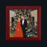 Jul på USA:s president Bill Clinton & Hillary Minnesask<br><div class="desc">Bill & Hillary Clinton jul White House, Bill Clinton är en amerikansk politikar från Arkansas som tjänstgjorde som Förenade Stater:s 42:a president (1993-2001). Han tillträdde i slutet av Kallet Krig, och var den första presidenten för baby-boomer generation. — Under William Jefferson Clintons ledning åtnjöt Förenta staterna mer fred och ekonomisk...</div>