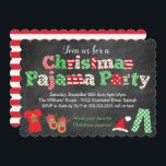 Jul Pajama-partiets inbjudan - Chalkboard<br><div class="desc">Den här roligten och juljubilen Pajama Party chalkboard stil är en perfekt för alla julparafereevenemang! Den här designen har en bakgrund i schalkboard stil,  en ljus julklapp i brev,  färg i mönster och roligt julgrafik och illustrationer längs grund,  inklusive julpyjamas,  renar i tofflor,  candy cane och julhatt!</div>