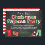 Jul Pajama-partiets inbjudan - Chalkboard<br><div class="desc">Den här roligten och juljubilen Pajama Party chalkboard stil är en perfekt för alla julparafereevenemang! Den här designen har en bakgrund i schalkboard stil,  en ljus julklapp i brev,  färg i mönster och roligt julgrafik och illustrationer längs grund,  inklusive julpyjamas,  renar i tofflor,  candy cane och julhatt!</div>