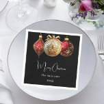 Jul party svart rödröd guld baubles pappersservett<br><div class="desc">En svart bakgrund,  vit text. Dekorerad med tre röda och faux guld-baubles och guld-stjärnor. Text: God jul. Anpassa och lägg till din familj namn och år.</div>
