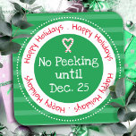 Jul: Peeking December 25 Square Sticker Fyrkantigt Klistermärke<br><div class="desc">Bakgrund till Stripe mönster. Ingen sökning förrän dec. 25. Roligtens klistermärken att lägga till i barnpresenter! grönt</div>