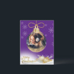 Jul - prydnadsfoto Snöflingor Modern Lila Helg Vykort<br><div class="desc">Julprydnaden i söt guld med ditt favoritfoto som har lagts till för att anpassa alla dina anhöriga och vänner. Fin djup lila bakgrund. Perfekt-kortet för personen i en budget.</div>
