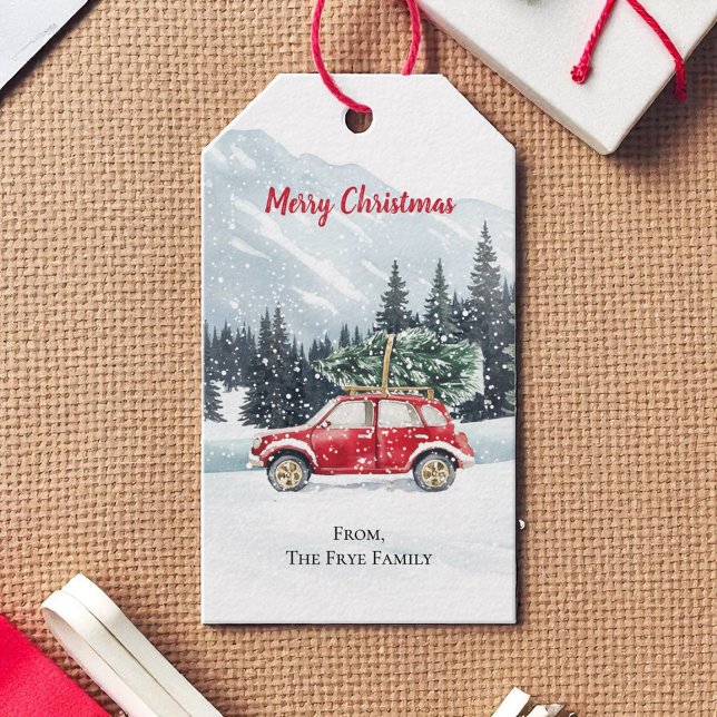 Jul Red Car Träd Helgdag Presentetikett (Christmas gift tag with red Christmas car and Christmas tree. Tag is on a Christmas present)