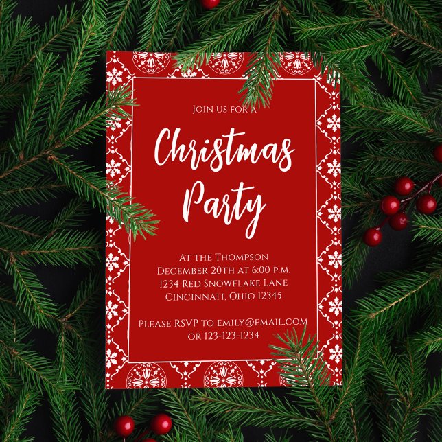 Jul Red Snöflingor Festive Mönster Julkort (Merry Christmas red holiday snowflake pattern invitation. )