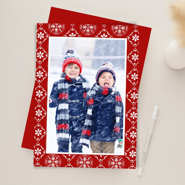 Jul Red Snöflingor One Photo Julkort (Simple red snowflake pattern holiday photo card. )
