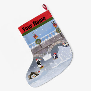 Jul skämtsamma pingvin på den djupfryst sjön stor julstrumpa