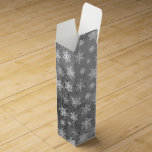 Jul Snö Presentask för Vinflaska - Rustic Silver<br><div class="desc">En julklapp för julhelg. Den här julklappen har vit snöflingor på en rustik silver-bakgrund. Ett enkelt sätt att förbättra en gåva till den speciella personen.</div>