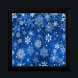 Jul Snöflingor Blue och Silver Minnesask<br><div class="desc">Du tittar på Lee Hiller Photography Art and Design Collection of Home and Office Decor,  Apparel,  Gifts and Collectibles. Utformningen omfattar Lee Hiller Photography och Mixed Media Digital Art Collection. Du kan visa hennes naturfotografi på http://HikeOurPlanet.com/ och följa hennes vandrande blogg i Hett Vår nationalpark.</div>