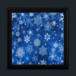 Jul Snöflingor Blue och Silver Minnesask<br><div class="desc">Du tittar på Lee Hiller Photography Art and Design Collection of Home and Office Decor,  Apparel,  Gifts and Collectibles. Utformningen omfattar Lee Hiller Photography och Mixed Media Digital Art Collection. Du kan visa hennes naturfotografi på http://HikeOurPlanet.com/ och följa hennes vandrande blogg i Hett Vår nationalpark.</div>