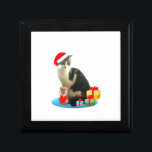 Jul tabby katt och söt liten ängel smyckeskrin<br><div class="desc">Jul tabby katt med gåvor och söt liten ängel. Det finns änglar med vingar och även änglar med tass.</div>