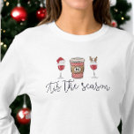 Jul Tis: Monogramkaffe vid Röda Vin T Shirt<br><div class="desc">Perfekten som är lämplig för helgdagarna är den här skjortan med rödglas vin och en kaffedesign i monogram med ett par ben eller jeans. Det är det perfekt sättet att visa kärlek under säsongen medan du håller snyggt och bekvämt och går på ärenden, på en cookie-börs eller en avslappnad julfest....</div>