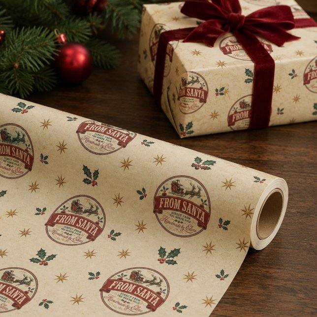 Jul Vintage Tomte Klassisk Presentpapper (Vintage From Santa wrapping paper with reindeer, holly and nostalgic North Pole charm.)