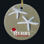 Julafton av julsommaren Starfish Beach Julgransprydnad Keramik<br><div class="desc">En festlig sommarstranddesign som visar upp svältfiskar på sanden med ord "God jul" och julhatt. Perfekt Julafton kusttema för ditt festliga firande och torde.</div>