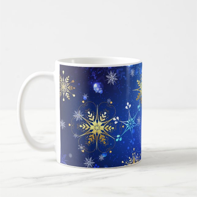 JULAFTON Blue Background med Golden Snöflingor Kaffemugg (Vänster)