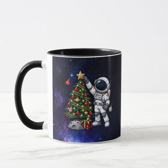 Julastronaut dekorerar ett månträd mugg (Vänster)