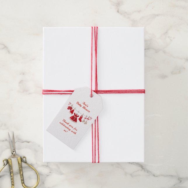 JulBaby Shower | Tomtekläder Röd & Vit Presentetikett (Med Snöre)