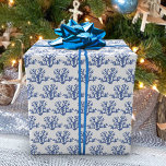 Julbäckenflottan Blue White Coral Mönster Presentpapper<br><div class="desc">Den kustnära julstranden som omsluter pappra har en mönster av marinblåkorall i glitter delar på vit bakgrund. *Om du vill ha den här designen på fler produkter eller behöver hjälp med designen kontaktar du mig genom Zazzle-Chattan.</div>