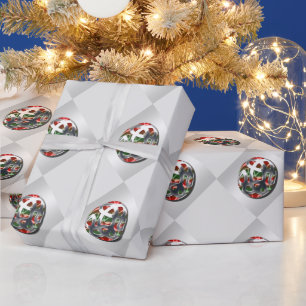 Julbauskulor träd dekoration silver röd grönt presentpapper