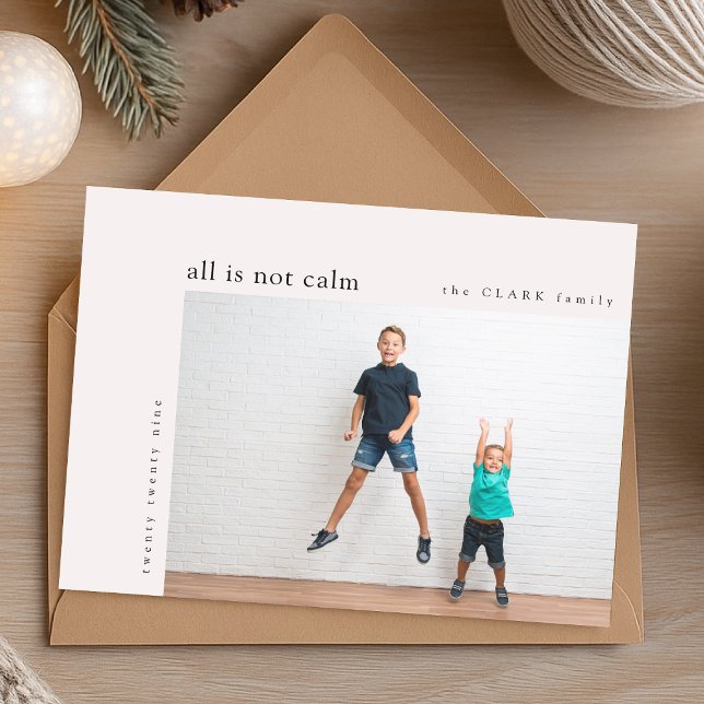 Julbildkort | Roligt Modernt Allt är inte Lugnt Julkort (Personalize your stylish holiday card with your favorite family photo)