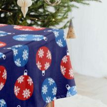Julblått och rödprydnadsföremål med snöflingor