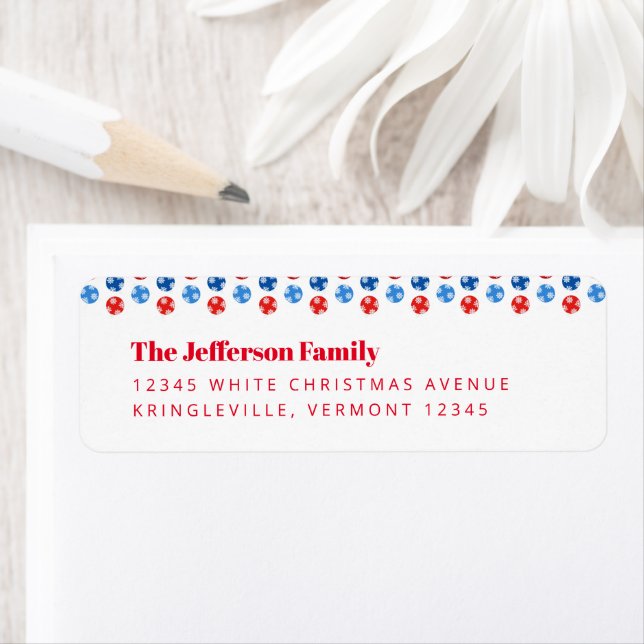 Julblått och rödprydnadsföremål med snöflingor returadress etikett (Insitu)