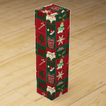Julblock-PRESENTASK FÖR VINFLASKA Vinlåda<br><div class="desc">CHRISTMAS BLOCKS-PRESENTASK FÖR VINFLASKA-An överhoppningsbakgrund mönster skapat med röda och grönt block som trimmas med digital sömnad. Alternativet block färg alternerar. Kvadratisk sömnad är vit. Inuti varje block finns ett jultema inslag eller två. Tomten, snögubbe; hjort med glitter och en snöflinga fyller några av fyrkanterna. Det är en roligt, lekfull...</div>