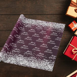 Julburgundi silver elegant presentpapper<br><div class="desc">papper förpackning av elegant,  klassisk,  glamorös och stil party. En burgundisk bakgrund dekorerad med faux silver konetti Text: God jul</div>
