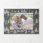 Julchalkboard handritad fotnot Gräs Träd<br><div class="desc">Skapa en vacker julklapp till alla er kärlek. Anpassa meddelandet och lägg till egna foton, ikoner eller text till med vänner och familj. Denna konstnär-designade Julafton mönster är perfekt till använda för en jul hemma, men kan också användas för en julfest. Den här jultomten har vit krita träd i en...</div>