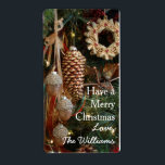 Juldagen i Rustic Forest Helgdag Ornaments Fraktsedel<br><div class="desc">Ett foto av ett rustiskt tema Julgran med akorn,  gräs cone,  krans och stjärndekorationer. Färg är rikens elegant,  vackra toner av guld,  brunt och brons. Anpassa dessa etiketter till din helgdag bra önskemål. De kan användas för presentetiketter eller vin-etiketter.</div>