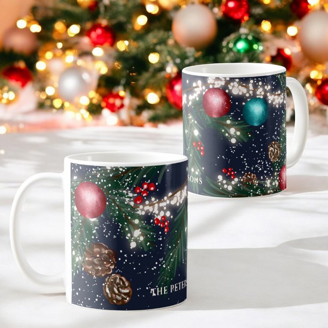 Juldagen ljus gräs grenar snö, blå festen kaffemugg (Christmas lights pine branches snow blue festive coffee mug)
