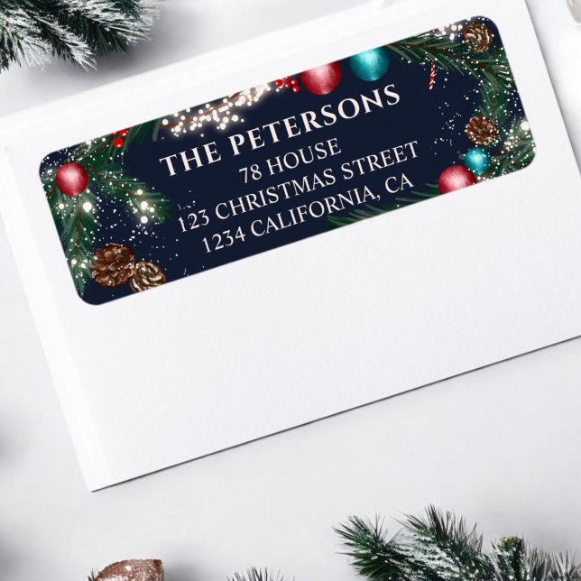 Juldagen ljus gräs grenar snö, blå festen returadress etikett (Christmas lights pine branches snow blue festive label)